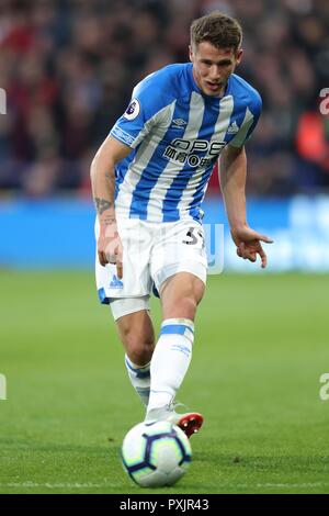 ERIK DURM HUDDERSFILD STADT FC Huddersfield Town FC V LIVERPOOL FC, Premier League JOHN SMITH'S STADION, Huddersfield, England 20 Oktober 2018 GBD 12801 streng redaktionelle Verwendung. Wenn der Spieler/Spieler in diesem Bild dargestellt ist/Spielen für einen englischen Club oder das England National Team. Dann ist dieses Bild darf nur für redaktionelle Zwecke verwendet werden. Keine kommerzielle Nutzung. Folgende Verwendungen sind auch dann eingeschränkt, wenn in einem redaktionellen Kontext: Verwendung in Verbindung mit oder als Teil eines nicht autorisierten Audio-, Video-, Daten-, Spielpläne, Verein/liga Logos, Wetten, Spiele oder eine "Live"-Serv Stockfoto