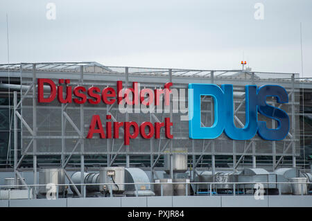 Düsseldorf, Deutschland. 23 Okt, 2018. Das Logo Der Flughafen Düsseldorf hängt an der Fassade des Terminals. Credit: Christophe Kirschtorte/dpa/Alamy leben Nachrichten Stockfoto