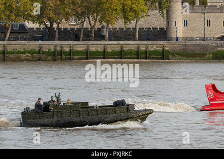 London, Vereinigtes Königreich. 23. Oktober 2018. Royal Marines militärische Übungen in der oberen Pool auf der Themse in der Nähe der HMS Belfast. Credit: Peter Manning/Alamy leben Nachrichten Stockfoto