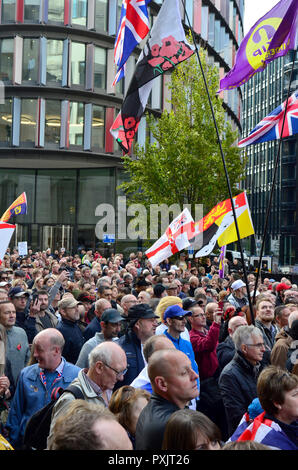 London, 23. Oktober 2018. Tommy Robinson (real name Stephen Yaxley-Lennon) spricht mit einer großen Menschenmenge außerhalb des Old Bailey nach auf Kaution entlassen wird. Nach dem Beschluss der seine Verachtung der Verhandlung abzubrechen und es finden Sie im Attourney Allgemeine Kredit: PjrFoto/Alamy leben Nachrichten Stockfoto