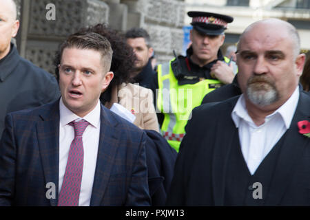 London, GB, 23. Oktober 2018 Rechtsextreme Galionsfigur Tommy Robinson, realen Namen Stephen Yaxley-Lennon verlässt die Old Bailey. Ein Richter wird wiederholt ex-English Defence League leader Tommy Robinson für Missachtung des Gerichts hat der Fall nach oben juristischen Berater der Regierung bezeichnet. Stockfoto