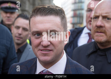 London, GB, 23. Oktober 2018 Rechtsextreme Galionsfigur Tommy Robinson, realen Namen Stephen Yaxley-Lennon verlässt die Old Bailey. Ein Richter wird wiederholt ex-English Defence League leader Tommy Robinson für Missachtung des Gerichts hat der Fall nach oben juristischen Berater der Regierung bezeichnet. Stockfoto