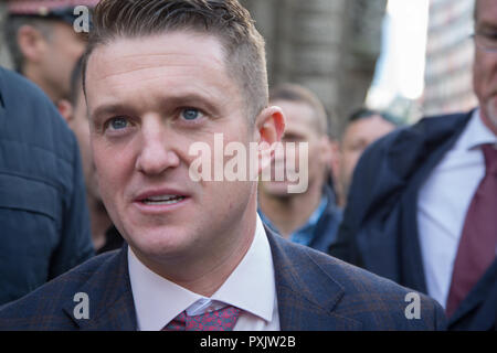 London, GB, 23. Oktober 2018 Rechtsextreme Galionsfigur Tommy Robinson, realen Namen Stephen Yaxley-Lennon verlässt die Old Bailey. Ein Richter wird wiederholt ex-English Defence League leader Tommy Robinson für Missachtung des Gerichts hat der Fall nach oben juristischen Berater der Regierung bezeichnet. Stockfoto