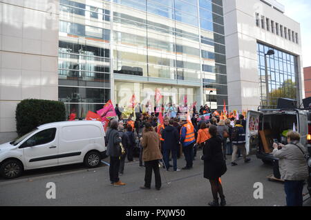 Gare de Saint-Quentin-en-Yvelines, Frankreich. 23. Okt 2018. Demo gegen McDonald's. Vom Bahnhof Gare de Saint-Quentin-en-Yvelines, ein Hauptquartier von McDonald's in Frankreich. Vorhandensein von Gael QUIRANTE, einem mächtigen französischen syndikalistischen von La Poste. 23. Oktober 2018. 11 Uhr 30) ALPHACIT NEWIM/Alamy Live News Credit: Alphacit NEWIM/Alamy leben Nachrichten Stockfoto