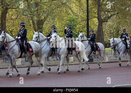 London, UK, 23. Oktober 2018, berittene Polizei in der Mall als niederländische Royals, König Willem-Alexander und Máxima der Niederlande kommen für Ihre ersten Staatsbesuch in Großbritannien. Sie werden das Mittagessen haben mit Ihrer Majestät der Königin und während Ihres Aufenthalts wird HMS Belfast besuchen Sie mit der niederländischen Offshore Patrol Vessel, HNLMS Zeeland, günstig neben. Ein weiterer Besuch in Pop Brixton und schließlich ein Treffen mit dem Ministerpräsidenten Theresa May in der Downing Street. Kredit Keith Larby/Alamy leben Nachrichten Stockfoto