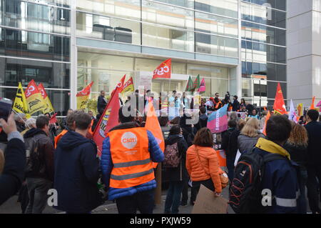 Gare de Saint-Quentin-en-Yvelines, Frankreich. 23. Okt 2018. Demo gegen McDonald's. Vom Bahnhof Gare de Saint-Quentin-en-Yvelines, ein Hauptquartier von McDonald's in Frankreich. Vorhandensein von Gael QUIRANTE, einem mächtigen französischen syndikalistischen von La Poste. 23. Oktober 2018. 11 Uhr 30) ALPHACIT NEWIM/Alamy Live News Credit: Alphacit NEWIM/Alamy leben Nachrichten Stockfoto