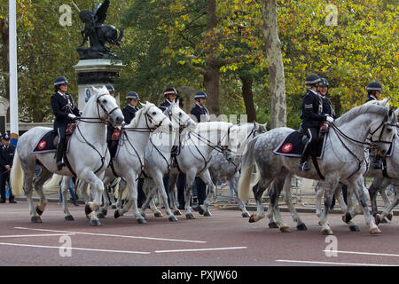 London, UK, 23. Oktober 2018, berittene Polizei in der Mall als niederländische Royals, König Willem-Alexander und Máxima der Niederlande kommen für Ihre ersten Staatsbesuch in Großbritannien. Sie werden das Mittagessen haben mit Ihrer Majestät der Königin und während Ihres Aufenthalts wird HMS Belfast besuchen Sie mit der niederländischen Offshore Patrol Vessel, HNLMS Zeeland, günstig neben. Ein weiterer Besuch in Pop Brixton und schließlich ein Treffen mit dem Ministerpräsidenten Theresa May in der Downing Street. Kredit Keith Larby/Alamy leben Nachrichten Stockfoto