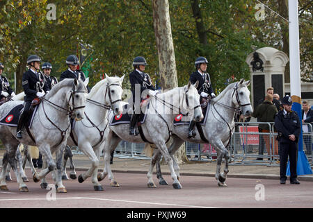 London, UK, 23. Oktober 2018, berittene Polizei in der Mall als niederländische Royals, König Willem-Alexander und Máxima der Niederlande kommen für Ihre ersten Staatsbesuch in Großbritannien. Sie werden das Mittagessen haben mit Ihrer Majestät der Königin und während Ihres Aufenthalts wird HMS Belfast besuchen Sie mit der niederländischen Offshore Patrol Vessel, HNLMS Zeeland, günstig neben. Ein weiterer Besuch in Pop Brixton und schließlich ein Treffen mit dem Ministerpräsidenten Theresa May in der Downing Street. Kredit Keith Larby/Alamy leben Nachrichten Stockfoto