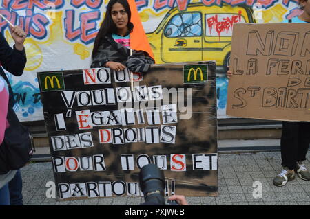 Gare de Saint-Quentin-en-Yvelines, Frankreich. 23. Okt 2018. Demo gegen McDonald's. Vom Bahnhof Gare de Saint-Quentin-en-Yvelines, ein Hauptquartier von McDonald's in Frankreich. Vorhandensein von Gael QUIRANTE, einem mächtigen französischen syndikalistischen von La Poste. 23. Oktober 2018. 11 Uhr 30) ALPHACIT NEWIM/Alamy Live News Credit: Alphacit NEWIM/Alamy leben Nachrichten Stockfoto