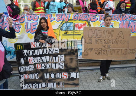 Gare de Saint-Quentin-en-Yvelines, Frankreich. 23. Okt 2018. Demo gegen McDonald's. Vom Bahnhof Gare de Saint-Quentin-en-Yvelines, ein Hauptquartier von McDonald's in Frankreich. Vorhandensein von Gael QUIRANTE, einem mächtigen französischen syndikalistischen von La Poste. 23. Oktober 2018. 11 Uhr 30) ALPHACIT NEWIM/Alamy Live News Credit: Alphacit NEWIM/Alamy leben Nachrichten Stockfoto