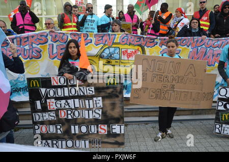 Gare de Saint-Quentin-en-Yvelines, Frankreich. 23. Okt 2018. Demo gegen McDonald's. Vom Bahnhof Gare de Saint-Quentin-en-Yvelines, ein Hauptquartier von McDonald's in Frankreich. Vorhandensein von Gael QUIRANTE, einem mächtigen französischen syndikalistischen von La Poste. 23. Oktober 2018. 11 Uhr 30) ALPHACIT NEWIM/Alamy Live News Credit: Alphacit NEWIM/Alamy leben Nachrichten Stockfoto