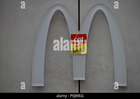 Gare de Saint-Quentin-en-Yvelines, Frankreich. 23. Okt 2018. Demo gegen McDonald's. Vom Bahnhof Gare de Saint-Quentin-en-Yvelines, ein Hauptquartier von McDonald's in Frankreich. Vorhandensein von Gael QUIRANTE, einem mächtigen französischen syndikalistischen von La Poste. 23. Oktober 2018. 11 Uhr 30) ALPHACIT NEWIM/Alamy Live News Credit: Alphacit NEWIM/Alamy leben Nachrichten Stockfoto