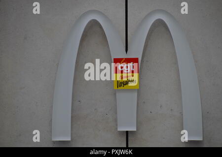 Gare de Saint-Quentin-en-Yvelines, Frankreich. 23. Okt 2018. Demo gegen McDonald's. Vom Bahnhof Gare de Saint-Quentin-en-Yvelines, ein Hauptquartier von McDonald's in Frankreich. Vorhandensein von Gael QUIRANTE, einem mächtigen französischen syndikalistischen von La Poste. 23. Oktober 2018. 11 Uhr 30) ALPHACIT NEWIM/Alamy Live News Credit: Alphacit NEWIM/Alamy leben Nachrichten Stockfoto