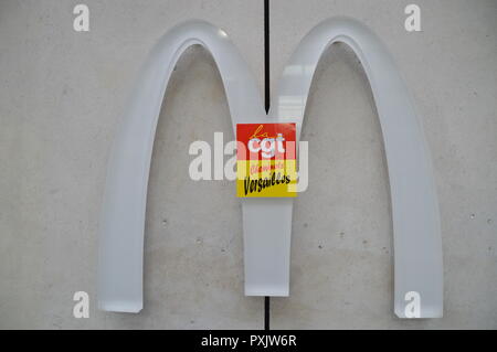 Gare de Saint-Quentin-en-Yvelines, Frankreich. 23. Okt 2018. Demo gegen McDonald's. Vom Bahnhof Gare de Saint-Quentin-en-Yvelines, ein Hauptquartier von McDonald's in Frankreich. Vorhandensein von Gael QUIRANTE, einem mächtigen französischen syndikalistischen von La Poste. 23. Oktober 2018. 11 Uhr 30) ALPHACIT NEWIM/Alamy Live News Credit: Alphacit NEWIM/Alamy leben Nachrichten Stockfoto