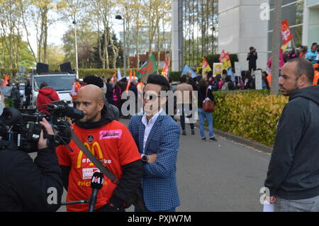 Gare de Saint-Quentin-en-Yvelines, Frankreich. 23. Okt 2018. Demo gegen McDonald's. Vom Bahnhof Gare de Saint-Quentin-en-Yvelines, ein Hauptquartier von McDonald's in Frankreich. Vorhandensein von Gael QUIRANTE, einem mächtigen französischen syndikalistischen von La Poste. 23. Oktober 2018. 11 Uhr 30) ALPHACIT NEWIM/Alamy Live News Credit: Alphacit NEWIM/Alamy leben Nachrichten Stockfoto