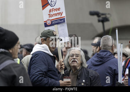 London, Greater London, UK. 23 Okt, 2018. Verfechter von Tommy Robinson gesehen mit einem Plakat. Die rechten Führer, dessen wirklicher Name ist Stephen Yaxley-Lennon, wurde im August in der Berufung, in Erwartung einer erneuten Verhandlung im Old Bailey über angebliche Missachtung des Gerichts in Leeds. Pro und anti Tommy Robinson Demonstranten versammelten außerhalb des Old Bailey, während Yaxley-Lennon, aka Robinson sprach. Quelle: Andres Pantoja/SOPA Images/ZUMA Draht/Alamy leben Nachrichten Stockfoto