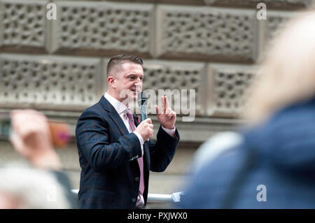 London, Großbritannien. 23. Okt 2018. Tommy Robinson adressiert seine Anhänger vor dem Gericht vor seiner Anhörung. Die rechten Führer, dessen wirklicher Name ist Stephen Yaxley-Lennon, wurde im August in der Berufung, in Erwartung einer erneuten Verhandlung im Old Bailey über angebliche Missachtung des Gerichts in Leeds. Pro und anti Tommy Robinson Demonstranten versammelten außerhalb des Old Bailey, während Yaxley-Lennon, aka Robinson sprach. Credit: SOPA Images Limited/Alamy leben Nachrichten Stockfoto