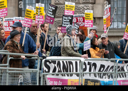London, Großbritannien. 23. Okt 2018. Demonstranten, die gegen Tommy Robinson gesehen Holding anti-Rassismus Schilder und Banner. Die rechten Führer, dessen wirklicher Name ist Stephen Yaxley-Lennon, wurde im August in der Berufung, in Erwartung einer erneuten Verhandlung im Old Bailey über angebliche Missachtung des Gerichts in Leeds. Pro und anti Tommy Robinson Demonstranten versammelten außerhalb des Old Bailey, während Yaxley-Lennon, aka Robinson sprach. Credit: SOPA Images Limited/Alamy leben Nachrichten Stockfoto