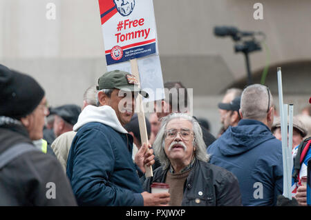 London, Großbritannien. 23. Okt 2018. Verfechter von Tommy Robinson gesehen hält ein Plakat. Die rechten Führer, dessen wirklicher Name ist Stephen Yaxley-Lennon, wurde im August in der Berufung, in Erwartung einer erneuten Verhandlung im Old Bailey über angebliche Missachtung des Gerichts in Leeds. Pro und anti Tommy Robinson Demonstranten versammelten außerhalb des Old Bailey, während Yaxley-Lennon, aka Robinson sprach. Credit: SOPA Images Limited/Alamy leben Nachrichten Stockfoto