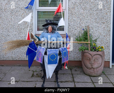 Theresa May Vogelscheuche durch die Europäische Union Flaggen als die böse Hexe von Brexit in einem Vorgarten dargestellt, als Teil einer Vogelscheuche Wettbewerb für Halloween umgeben Stockfoto