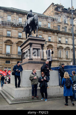 Glasgow, UK. 23. Okt 2018. Die Demonstranten marschierten für Gleiche am George Square in Glasgow, Schottland. Stockfoto