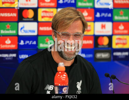 Anfield, Liverpool, Großbritannien. 23 Okt, 2018. UEFA Champions League Fußball, Liverpool gegen Roter Stern Belgrad Pressekonferenz; Liverpool Manager Jürgen Klopp genießt ein Witz während der Pressekonferenz vor der morgigen Gruppenspiel Credit: Aktion plus Sport/Alamy leben Nachrichten Stockfoto