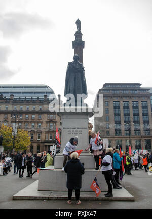 Glasgow, UK. 23. Okt 2018. Die Demonstranten marschierten für Gleiche am George Square in Glasgow, Schottland. Stockfoto