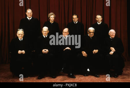 *** Foto *** Sandra Day O'Connor enthüllt Schlacht mit DementiaMembers des Obersten Gerichtshofs der Vereinigten Staaten für ein Foto bei einem Foto pose-op an den Obersten Gerichtshof der USA in Washington, DC am Dienstag, September 11, 1990. Vordere Reihe, von links nach rechts: Zuordnen von Gerechtigkeit Harry A. Blackmun; Ma Gerechtigkeit Byron R. Weiß; Präsident des Obersten Gerichtshofs der Vereinigten Staaten William H. Rehnquist; Ma Gerechtigkeit Thurgood Marshall; und Teilnehmer-Gerechtigkeit John Paul Stevens. Hintere Reihe, von links nach rechts: Zuordnen von Gerechtigkeit Anthony M. Kennedy; Ma Gerechtigkeit Sandra Day O'Connor; Ma Antonin G. Scal Stockfoto