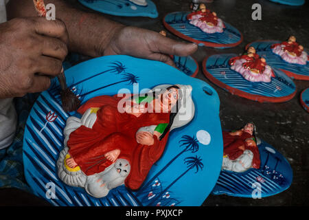 Kolkata. 23 Okt, 2018. Ein Künstler gibt letzten Schliff für die Lehm Idol der Göttin Lakshmi am Vorabend der Lakshmi Puja Festival in Kumartuli in Kolkata, Indien am Okt. 23, 2018. Credit: tumpa Mondal/Xinhua/Alamy leben Nachrichten Stockfoto