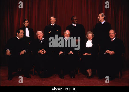 Washington, DC - Foto von November 10, 1994 - Neueste Gruppenfoto der Richter des Obersten Gerichtshofs der Vereinigten Staaten. (L - R) Associate Antonin Scalia; Ma Gerechtigkeit Ruth Bader Ginsburg; Teilnehmer-Gerechtigkeit John Paul Stevens; Ma Gerechtigkeit David Hackett Souter; Chief Justice William H. Rehnquist; Ma Gerechtigkeit Clarence Thomas; Ma Gerechtigkeit Sandra Day O'Connor; Ma Gerechtigkeit Stephen G. Breyer; Ma Gerechtigkeit Anthony M. Kennedy. Credit: Corbis Sygma | Verwendung weltweit Stockfoto