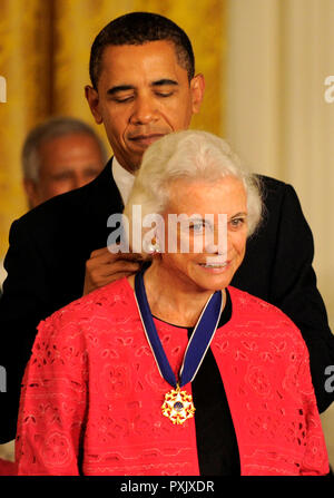 Washington, District of Columbia, USA. 12 Aug, 2009. Washington, DC - August 12, 2009 -- USA-Präsident Barack Obama stellt ehemaligen amerikanischen Obersten Gerichtshof Sandra Day O'Connor die 2009 Medaille der Freiheit, Amerika ist die höchste zivile Auszeichnung, im Osten Zimmer des Weißen Hauses in Washington, DC, USA August 12, 2009. Credit: Mike Theiler/CNP Credit: Mike Theiler/CNP/ZUMA Draht/Alamy leben Nachrichten Stockfoto