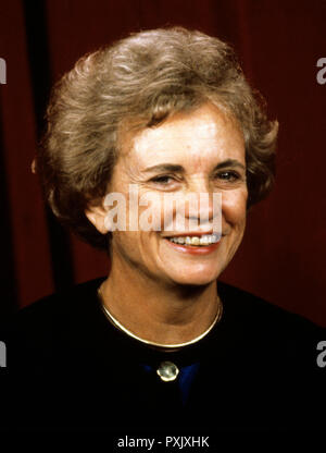 Zuordnen der Oberste Gerichtshof der Vereinigten Staaten Sandra Day O'Connor posiert für ein Foto bei einem Foto-OP an den Obersten Gerichtshof der USA in Washington, DC am Dienstag, September 11, 1990. O'Connor, die erste Frau, die als Gerechtigkeit verknüpfen zu dienen, wurde im Jahr 1981 von US-Präsident Ronald Reagan. Credit ernannt: Robert Trippett/Pool über CNP | Verwendung weltweit Stockfoto