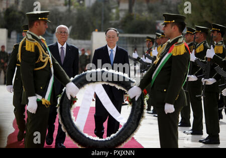 Ramallah, West Bank, Palästina. 23 Okt, 2018. Generalsekretär die palästinensische Präsidentschaft Tayeb Abdul Rahim empfang Chinas Vizepräsident Wang Qishan am späten Palästinenserführer Jassir Arafat Grab in der West Bank Stadt Ramallah, am 23. Oktober 2018 Credit: Shadi Hatem/APA-Images/ZUMA Draht/Alamy leben Nachrichten Stockfoto