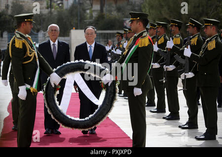 Ramallah, West Bank, Palästina. 23 Okt, 2018. Generalsekretär die palästinensische Präsidentschaft Tayeb Abdul Rahim empfang Chinas Vizepräsident Wang Qishan am späten Palästinenserführer Jassir Arafat Grab in der West Bank Stadt Ramallah, am 23. Oktober 2018 Credit: Shadi Hatem/APA-Images/ZUMA Draht/Alamy leben Nachrichten Stockfoto