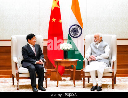 New Delhi, Indien. 23 Okt, 2018. Indische Ministerpräsident Narendra Modi erfüllt mit chinesischen Staatsrat und Minister für öffentliche Sicherheit Zhao Kezhi in Neu Delhi, Indien, 23. Okt., 2018. Credit: Mann Bo/Xinhua/Alamy leben Nachrichten Stockfoto