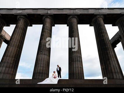 Edinburgh, Schottland, Großbritannien. 23. Oktober, 2018. Chinesische Paar in formale Abnutzung posieren für vor - Hochzeit Fotographien auf das nationale Denkmal von Schottland auf dem Calton Hill, Edinburgh, Schottland, Großbritannien. Credit: Iain Masterton/Alamy leben Nachrichten Stockfoto