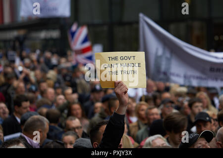 London, Großbritannien. 23. Okt 2018. Ein Plakat hat sich durch ein Verfechter von Tommy Robinson außerhalb des Old Bailey. Credit: Kevin J. Frost-/Alamy leben Nachrichten Stockfoto