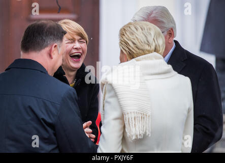 Berlin, Deutschland. 23 Okt, 2018. Präsident Steinmeier's Frau, Elke Büdenbender (M), lacht dem polnischen Präsidenten Duda und seine Frau sind vor Schloss Bellevue empfangen. Der Präsident der Republik Polen und seine Frau sind zu einem zweitaegigen Besuch in Deutschland. Credit: Jens Büttner/dpa-Zentralbild/dpa/Alamy leben Nachrichten Stockfoto