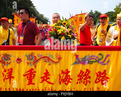 Manila, Philippinen. 12. Jan 2012. Die chinesische Staatsangehörige gesehen immer bereit für die Parade an der Quirino Haupttribüne. chinesische Staatsbürger und philippinische Chinesische zusammen bei der Parade der Chinesischen Meer Göttin Mazu in Manila. Mazu, wird geglaubt, die Chinesische Göttin des Meeres zu werden. Dient als Patronin der Segler und Seeleute. Credit: Josefiel Rivera/SOPA Images/ZUMA Draht/Alamy leben Nachrichten Stockfoto