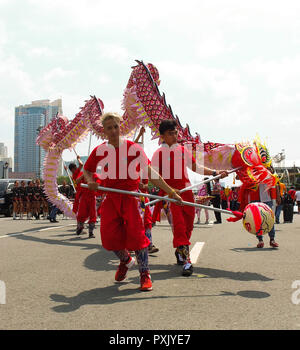 Manila, Philippinen. 12. Jan 2012. Der chinesische Drache Tanz Darsteller gesehen an den Quirino Tribüne gründen Eingabe vor Beginn der Parade. chinesische Staatsbürger und philippinische Chinesische zusammen bei der Parade der Chinesischen Meer Göttin Mazu in Manila. Mazu, wird geglaubt, die Chinesische Göttin des Meeres zu werden. Dient als Patronin der Segler und Seeleute. Credit: Josefiel Rivera/SOPA Images/ZUMA Draht/Alamy leben Nachrichten Stockfoto