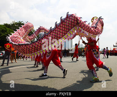 Manila, Philippinen. 12. Jan 2012. Philippinische chinesische Drachen Tänzer gesehen während der Feierlichkeiten. chinesische Staatsbürger und philippinische Chinesische zusammen bei der Parade der Chinesischen Meer Göttin Mazu in Manila. Mazu, wird geglaubt, die Chinesische Göttin des Meeres zu werden. Dient als Patronin der Segler und Seeleute. Credit: Josefiel Rivera/SOPA Images/ZUMA Draht/Alamy leben Nachrichten Stockfoto