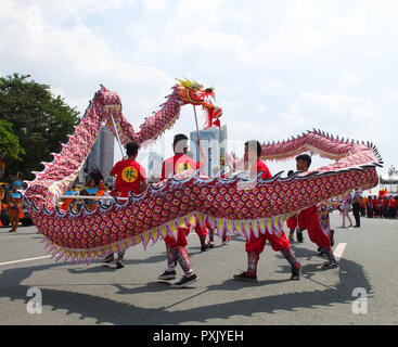 Manila, Philippinen. 12. Jan 2012. Philippinische chinesische Drachen Tänzer gesehen während der Feierlichkeiten. chinesische Staatsbürger und philippinische Chinesische zusammen bei der Parade der Chinesischen Meer Göttin Mazu in Manila. Mazu, wird geglaubt, die Chinesische Göttin des Meeres zu werden. Dient als Patronin der Segler und Seeleute. Credit: Josefiel Rivera/SOPA Images/ZUMA Draht/Alamy leben Nachrichten Stockfoto