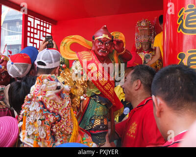 Manila, Philippinen. 12. Jan 2012. Ein chinesischer Teufel statue Bild gesehen an den provisorischen Altar während der Feierlichkeiten gesetzt wird. chinesische Staatsbürger und philippinische Chinesische zusammen bei der Parade der Chinesischen Meer Göttin Mazu in Manila. Mazu, wird geglaubt, die Chinesische Göttin des Meeres zu werden. Dient als Patronin der Segler und Seeleute. Credit: Josefiel Rivera/SOPA Images/ZUMA Draht/Alamy leben Nachrichten Stockfoto