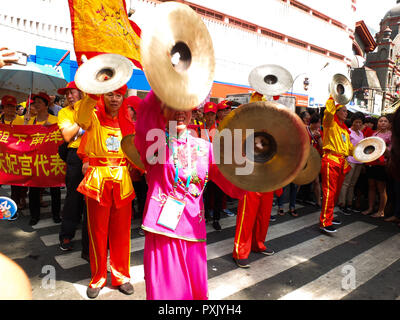 Manila, Philippinen. 12. Jan 2012. Chinesische Künstler mit ihren musikalischen Instrument gesehen werden, das Becken, eine gemeinsame percussion Instrument während der Feierlichkeiten. chinesische Staatsbürger und philippinische Chinesische zusammen bei der Parade der Chinesischen Meer Göttin Mazu in Manila. Mazu, wird geglaubt, die Chinesische Göttin des Meeres zu werden. Dient als Patronin der Segler und Seeleute. Credit: Josefiel Rivera/SOPA Images/ZUMA Draht/Alamy leben Nachrichten Stockfoto