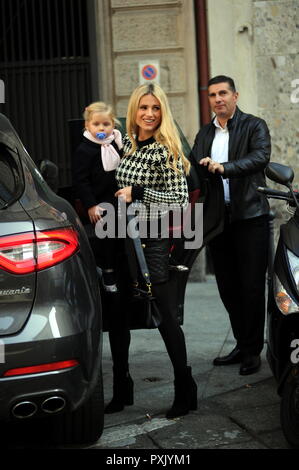 Mailand, Michelle Hunziker und Tochter kommen aus dem restaurant Michelle Hunziker mit wenig Celeste in ihren Armen, nach dem Mittagessen verlässt sie den Restaurant und sie ist die Heimat von ihren Treiber genommen. Stockfoto