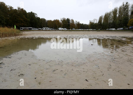 Boek, Deutschland. 22 Okt, 2018. Die badestelle an der Müritz ist trocken auf dem Campingplatz. Die lang anhaltende Trockenheit hat Wasser in der Mecklenburgischen Seenplatte um rund 70 Zentimeter. Die Situation ist noch nicht bedrohlich für die Großen Seen. In den kleineren Seen und Flüsse, auf der anderen Seite Fische sterben können im kommenden Winter wenn es schweren Eisdecke ist. Quelle: Bernd Wüstneck/dpa/Alamy leben Nachrichten Stockfoto