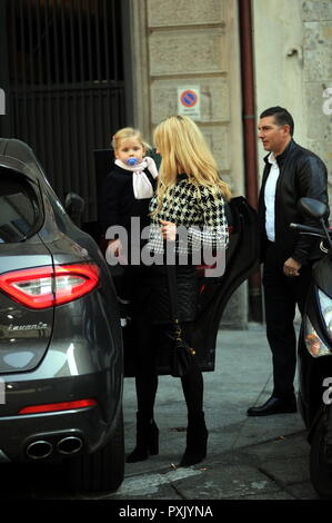 Mailand, Michelle Hunziker und Tochter kommen aus dem restaurant Michelle Hunziker mit wenig Celeste in ihren Armen, nach dem Mittagessen verlässt sie den Restaurant und sie ist die Heimat von ihren Treiber genommen. Stockfoto