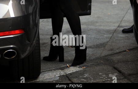 Mailand, Michelle Hunziker und Tochter kommen aus dem restaurant Michelle Hunziker mit wenig Celeste in ihren Armen, nach dem Mittagessen verlässt sie den Restaurant und sie ist die Heimat von ihren Treiber genommen. Stockfoto