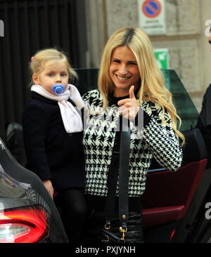 Mailand, Michelle Hunziker und Tochter kommen aus dem restaurant Michelle Hunziker mit wenig Celeste in ihren Armen, nach dem Mittagessen verlässt sie den Restaurant und sie ist die Heimat von ihren Treiber genommen. Stockfoto