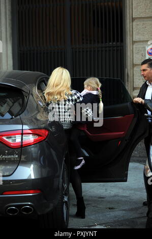 Mailand, Michelle Hunziker und Tochter kommen aus dem restaurant Michelle Hunziker mit wenig Celeste in ihren Armen, nach dem Mittagessen verlässt sie den Restaurant und sie ist die Heimat von ihren Treiber genommen. Stockfoto